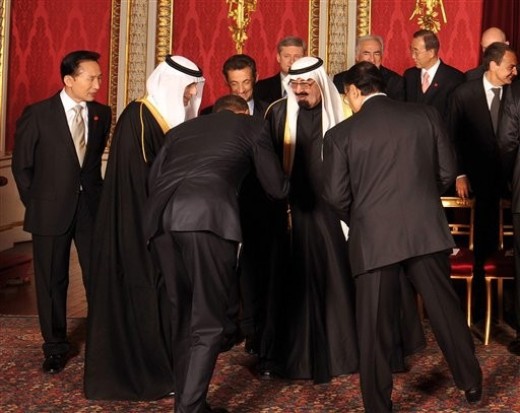 Obama_Bows_Down_to_Saudi_King_2009-04-02_lg.jpg